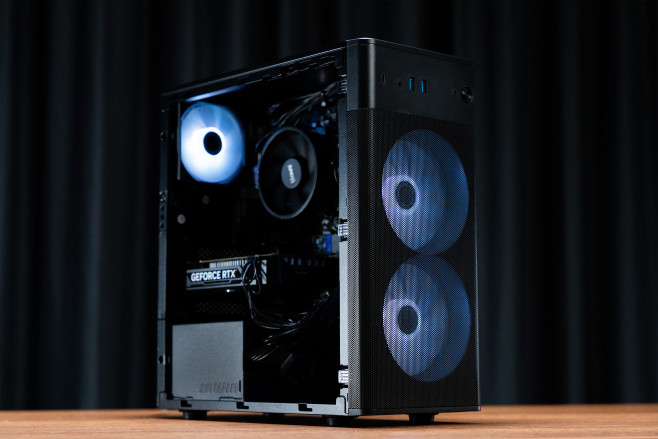 De ERAZER Recon P45 is een complete game PC met alles aan boord om je eerste stappen in de wereld van PC gaming te zetten.