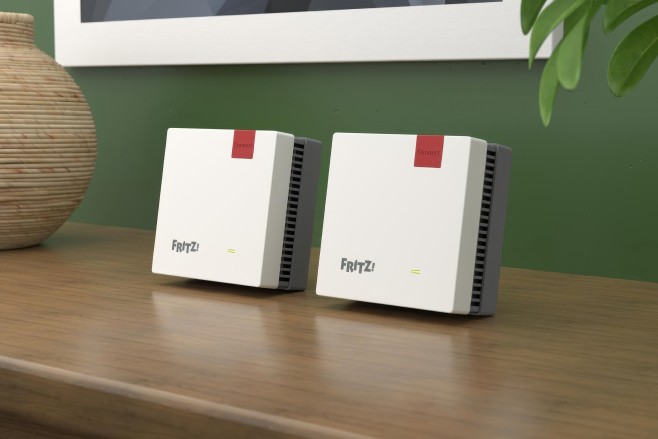 De FRITZ!Mesh Set 1700 is compact en prikt direct in een wandcontactdoos. Hij is er in sets van 2 en 3 nodes.