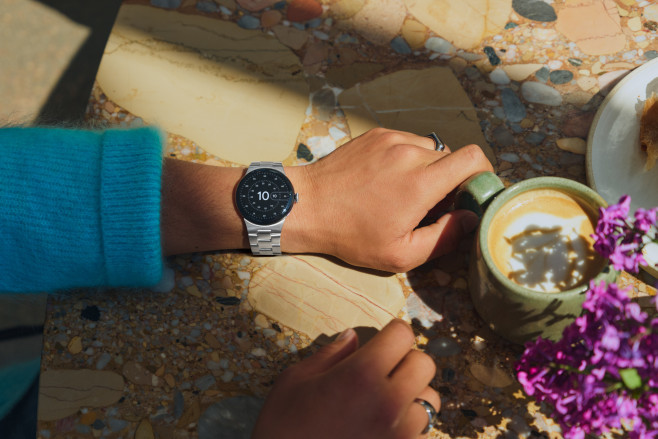 De Pixel Watch 4 oogt op het eerste gezicht identiek aan het vorige model, maar schijn bedriegt. Niet alleen is het beeldscherm groter, doordat het verder doorloopt; ook de processor moet krachtiger en zuiniger zijn.