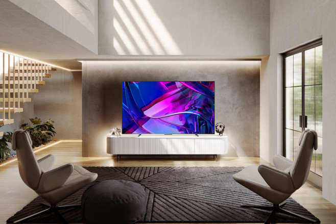De Hisense 100U7KQ is een TV met een schermdiagonaal van 100 inch: 254 cm, oftewel ruim 2,5 meter. 