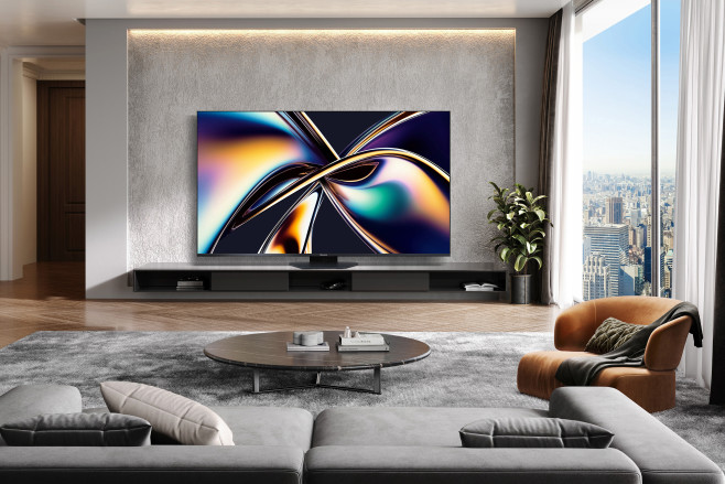 De Hisense U8Q onderscheidt zich met snelle HDMI 2.1-aansluitingen én een heuse DisplayPort-ingang, zeer hoge helderheid en de mogelijkheid 165 beelden per seconde in 4K te tonen in combinatie met een game PC.