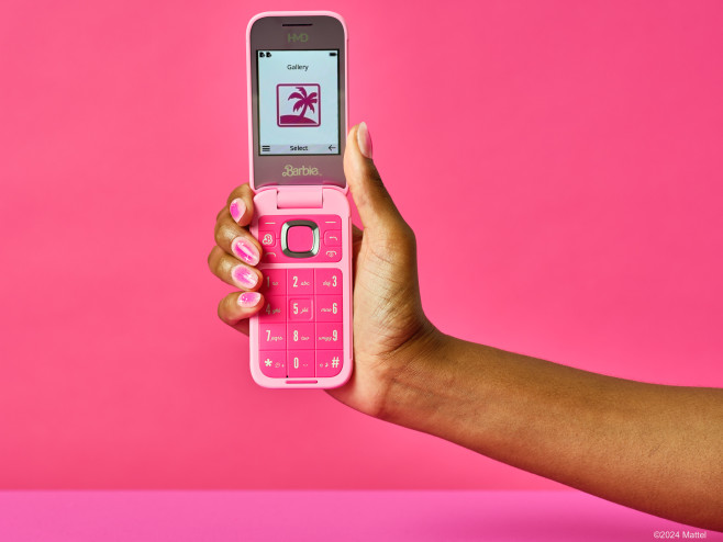 De Barbie Phone is gearriveerd, voor wie nog even wil terugdenken aan die mooie Barbie zomer - en natuurlijk voor alle die-hard Barbie fans.