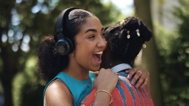 De JBL Live 670NC is een on-ear hoofdtelefoon met ruisonderdrukking, die direct op het oor rust.