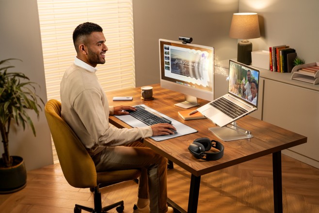 Het Logitech Signature Slim Solar+ K980 toetsenbord werkt op omgevingslicht - opladen via USB is er niet bij.