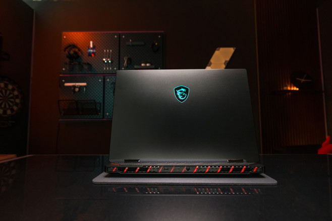 De MSI Raider A18 HX is een state-of-the-art gaming laptop met alles aan boord om de hoogste gaming prestaties te leveren, waar je hem ook gebruikt.