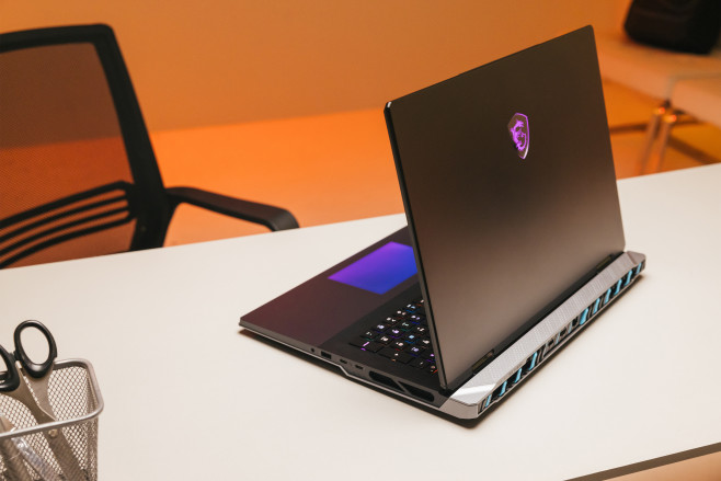 De MSI Titan 18 HX is een superdeluxe gaming laptop met tal van unieke features, waaronder een RGB haptisch touchpad en een magnesium-aluminium behuizing.