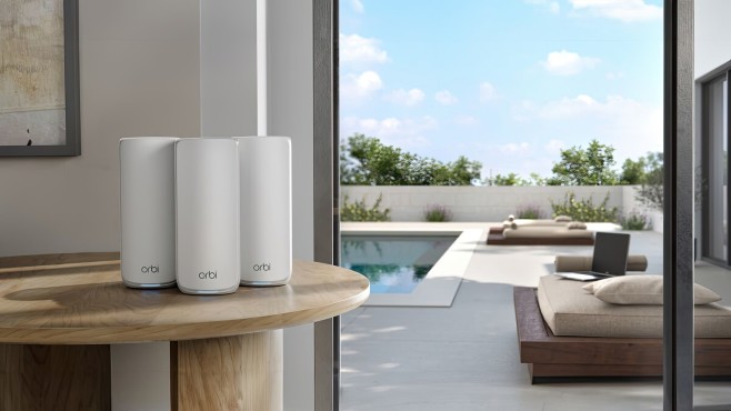 De Netgear Orbi 870 komt, zoals de naam al aangeeft, tussen de Orbi 970 en 770 in het assortiment qua prestaties en prijs.
 