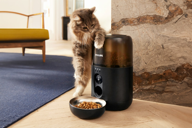 De Philips Smart Pet Serie voerbak heeft een ingebouwde camera, microfoon en speaker