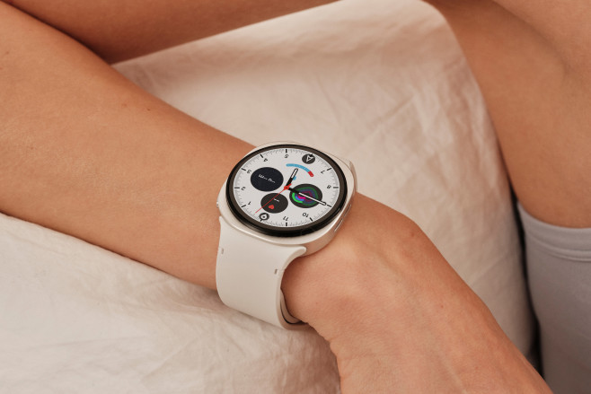 De Samsung Galaxy Watch 8 heeft een opvallend ontwerp met een ronde wijzerplaat in een afgerond rechthoekige kast.