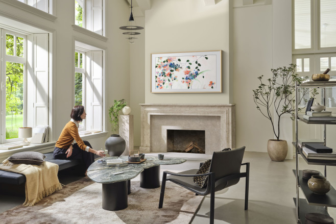 De Samsung The Frame Pro onderscheidt zich van de reguliere The Frame met een hogere helderheid, local dimming en een draadloze One Connect Box.