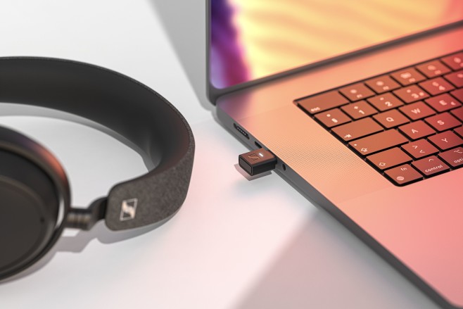De Sennheiser BTD 700 is een kleine Bluetooth adapter, waarmee je je smartphone, tablet of laptop kan voorzien van ondersteuning voor moderne Bluetooth codecs.