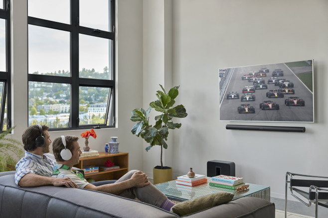 Een goed idee wordt realiteit: TV luisteren met twee Sonos Ace hoofdtelefoons tegelijk