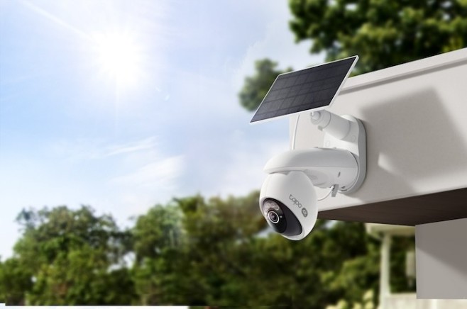 Deze beveiligingscamera met zonnepaneel houdt elke hoek van je tuin in de gaten