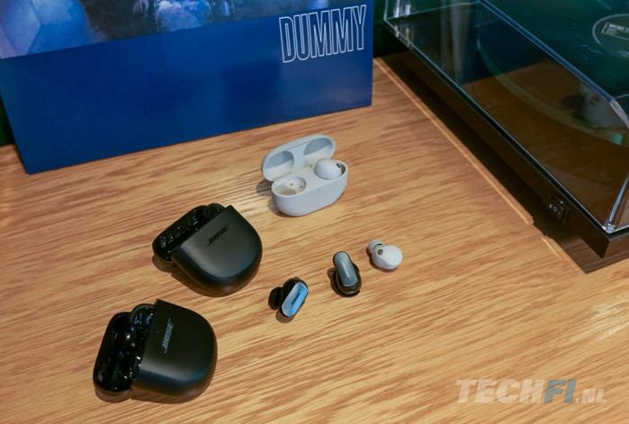 Bose QuietComfort Ultra EarBuds naast de grote concurrent van Sony