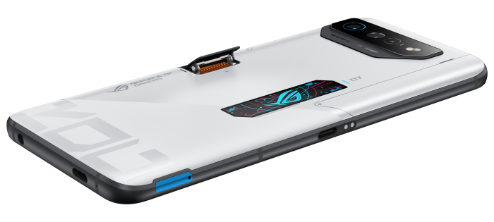 ASUS ROG Phone 7 Ultimate met aansluiting voor AeroActive Cooler 7 accessoire
