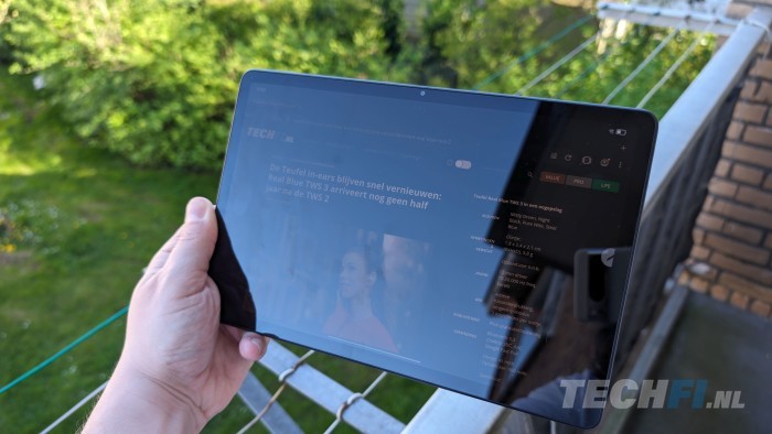 De Lenovo Tab M11 buiten gebruiken is niet onder elke omstandigheid handig, door het sterk spiegelende scherm en een gebrek aan helderheid