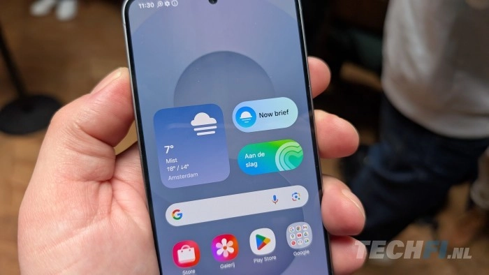 Galaxy S25 home screen met OneUI 7