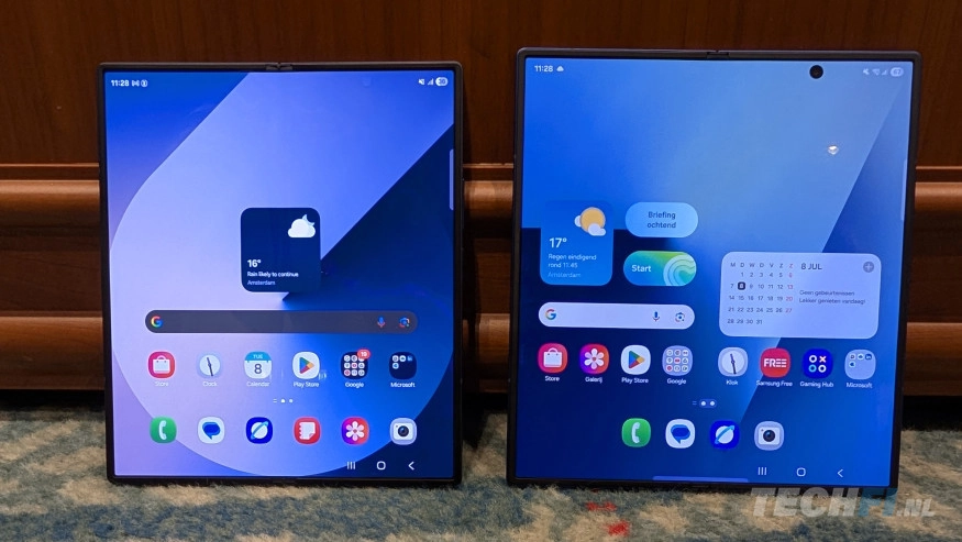 Samsung Galaxy Z Fold 7 (rechts) naast Fold 6, opengeklapt