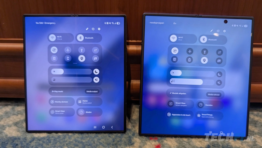 Samsung Galaxy Z Fold 7 (rechts) naast Fold 6, opengeklapt