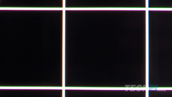 Bij sterke zwart-wit overgangen zorgt de pixelstructuur van het QD-OLED paneel voor kleurartefacten. Die zijn alleen van zeer dichtbij zichtbaar, maar ze zijn er wel.