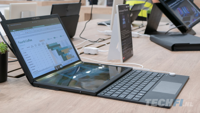 Je kan de ASUS Zenbook 17 Fold OLED ook met het scherm verticaal gebruiken. Dan moet je het toetsenbord ervoor leggen.