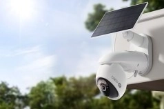 TP-Link Tapo C660 laadt zichzelf op met het bijgeleverde zonnepaneel.