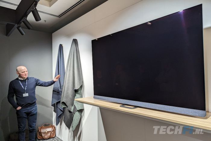 Rod White toont nieuw design en materialen van de 2023 Philips TV OLED908