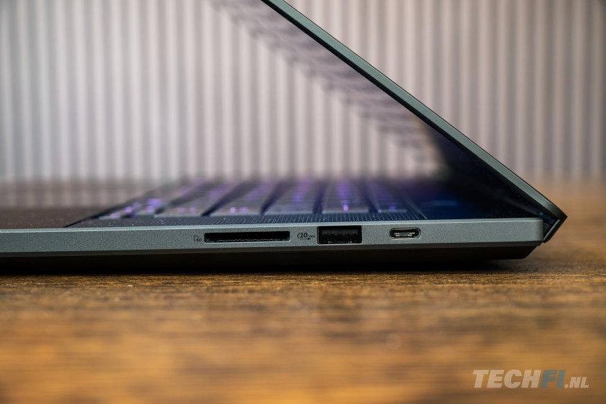 ROG Zephyrus G16 (2025) aansluitingen rechts