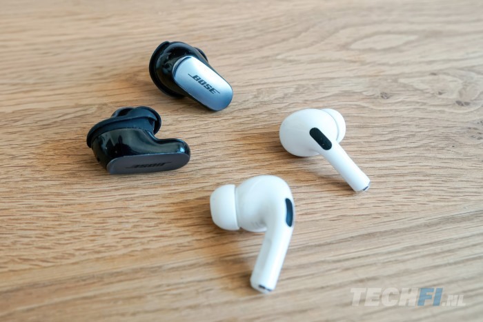Bose QuietComfort Ultra EarBuds naast Apple AirPods Pro 2
