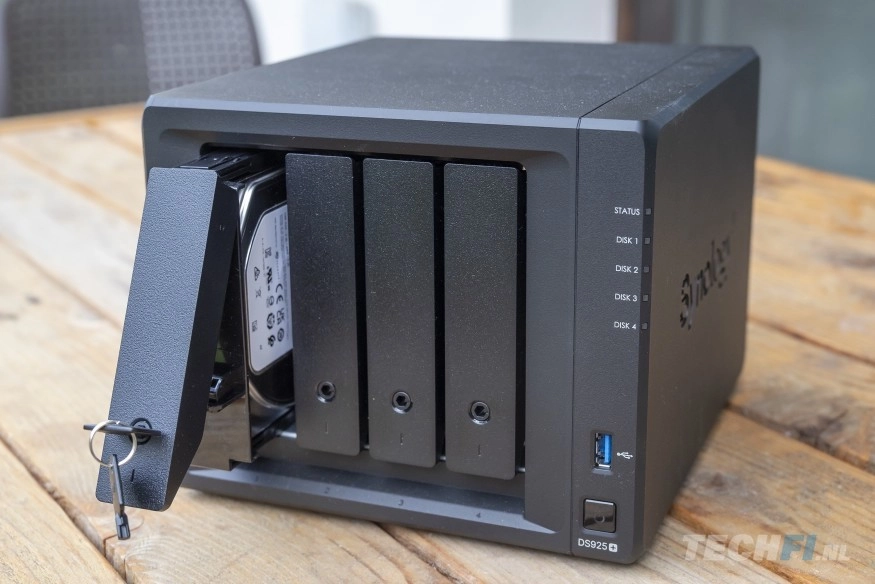 Synology DS925+ met een open drive bay