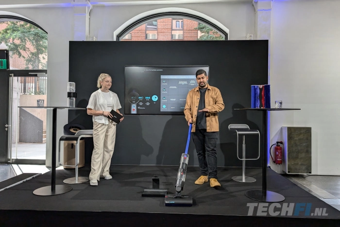 Deze ingenieurs van Dyson werkten aan de ontwikkeling van de Dyson WashG1 en demonstreren hem hier.