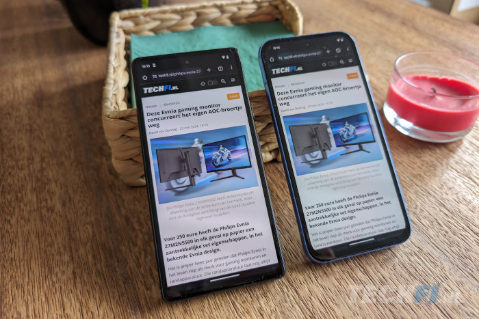 Google Pixel 8a (rechts) naast de Pixel 7a