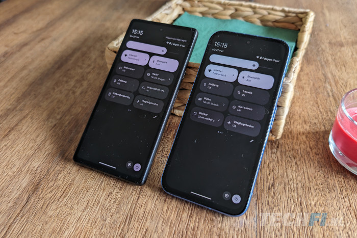 Google Pixel 8a (rechts) naast de Pixel 7a