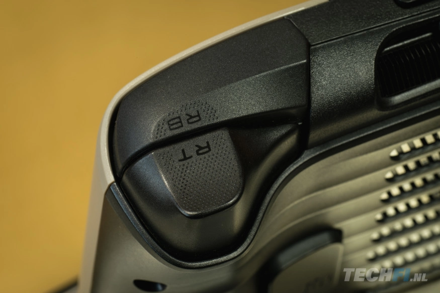 MSI Claw 8 AI+ detail: trigger rechts