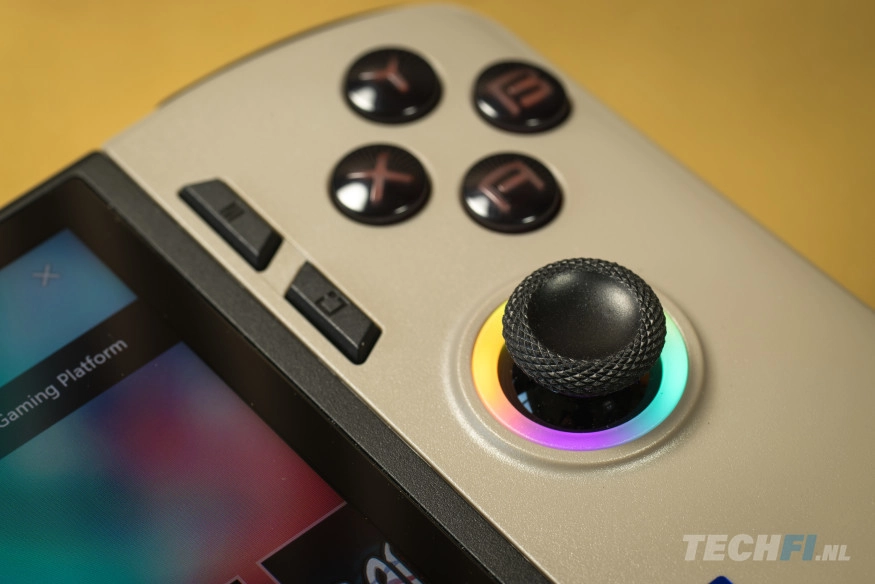 MSI Claw 8 AI+ detail: knoppen en stick rechts