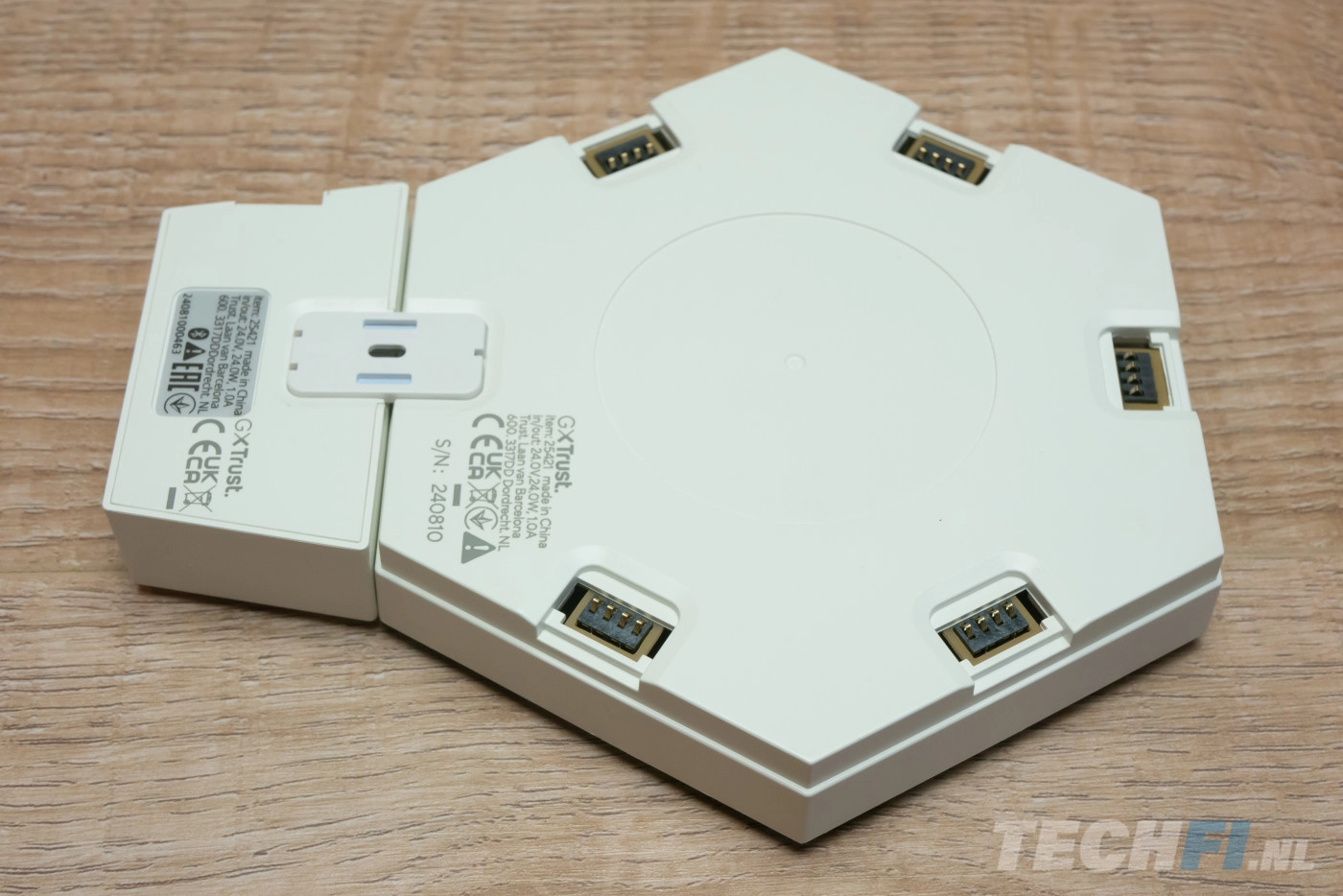 Trust Vybz Hexagon GXT902 controlemodule met bevestigde verbindingsclip en LED-paneel