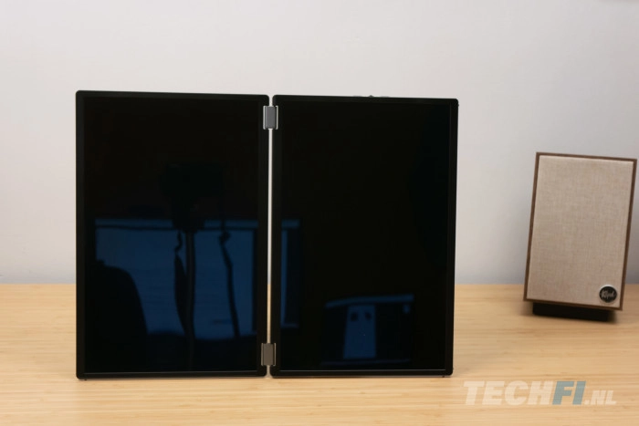 ASUS Zenscreen Duo OLED MQ149CD: de schermen van deze draagbare monitor reflecteren behoorlijk, vooral bij donker beeld zichtbaar (of geen beeld, zoals hier)