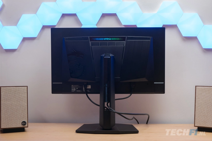 MSI MPG 272URX achterzijde met een heel klein beetje RGB-verlichting bij het logo