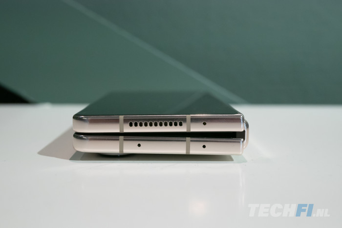 De Samsung Galaxy Z Fold 4 ligt wat ongemakkelijk met de lens naar beneden op tafel. 