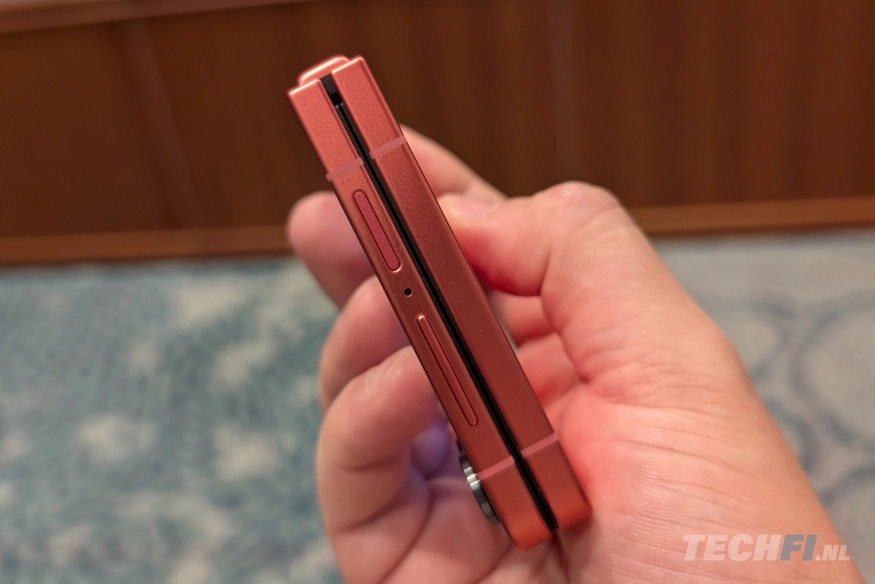 Samsung Galaxy Z Flip 7 in de hand (dichtgeklapt)