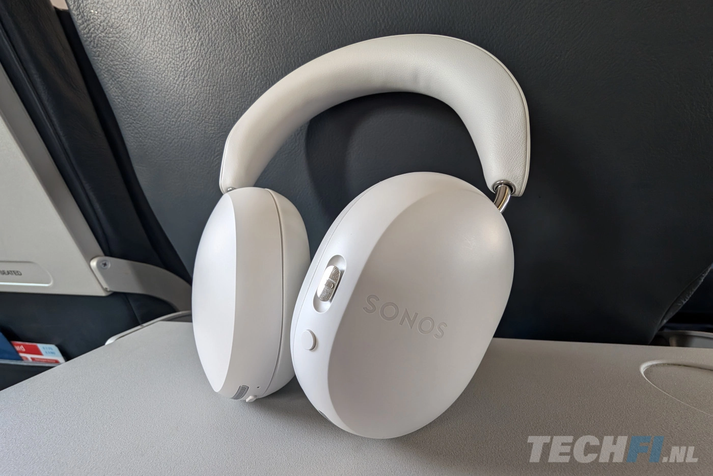 Sonos Ace op een vliegtuigtafeltje in een Embraer 190 