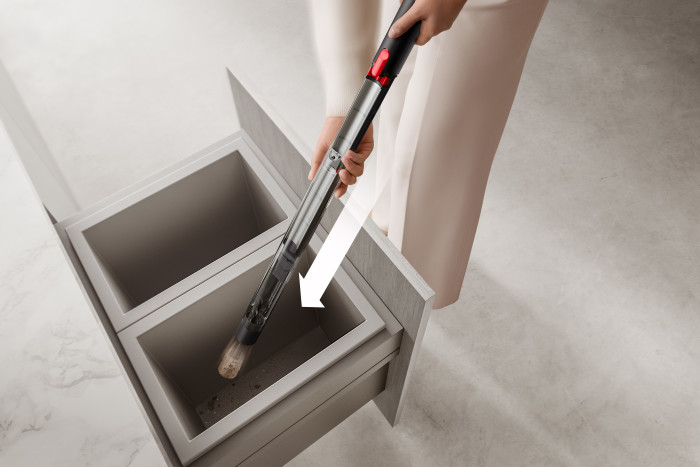 Legen van het reservoir van de Dyson PencilVac