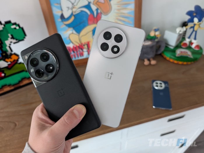 OnePlus 13R (rechts) naast de OnePlus 12