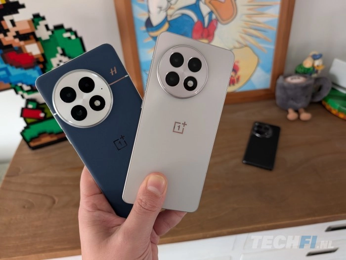 OnePlus 13R (rechts) naast de OnePlus 13