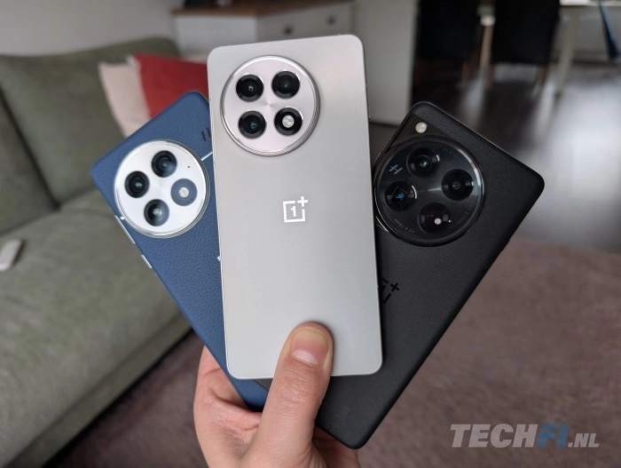 OnePlus 13R naast de OnePlus 13 (linksachter) en OnePlus 12 (rechtsachter)