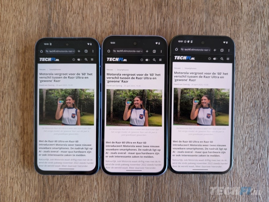 Google Pixel 9a (midden) naast Pixel 8a (links) en Pixel 9 - de 9a heeft een flink helderder scherm dan de 8a