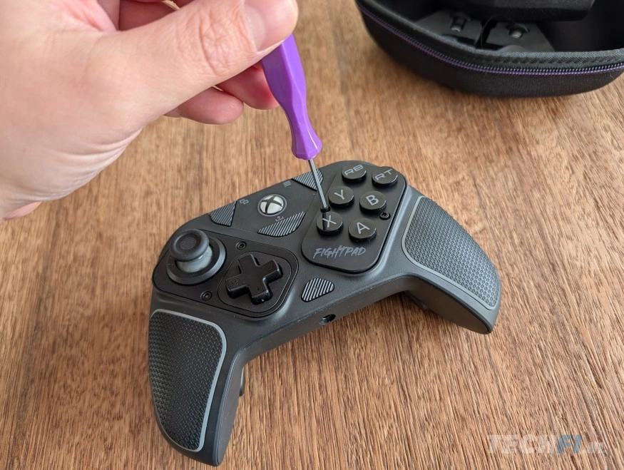 Victrix Pro BFG Reloaded - modules los- en vastmaken met schroevendraaier
