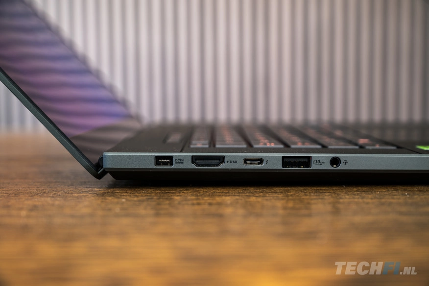 ROG Zephyrus G16 (2025) aansluitingen links