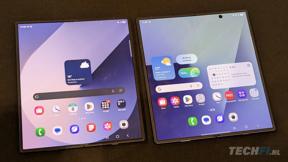 Samsung Galaxy Z Fold 7 (rechts) naast Fold 6, opengeklapt