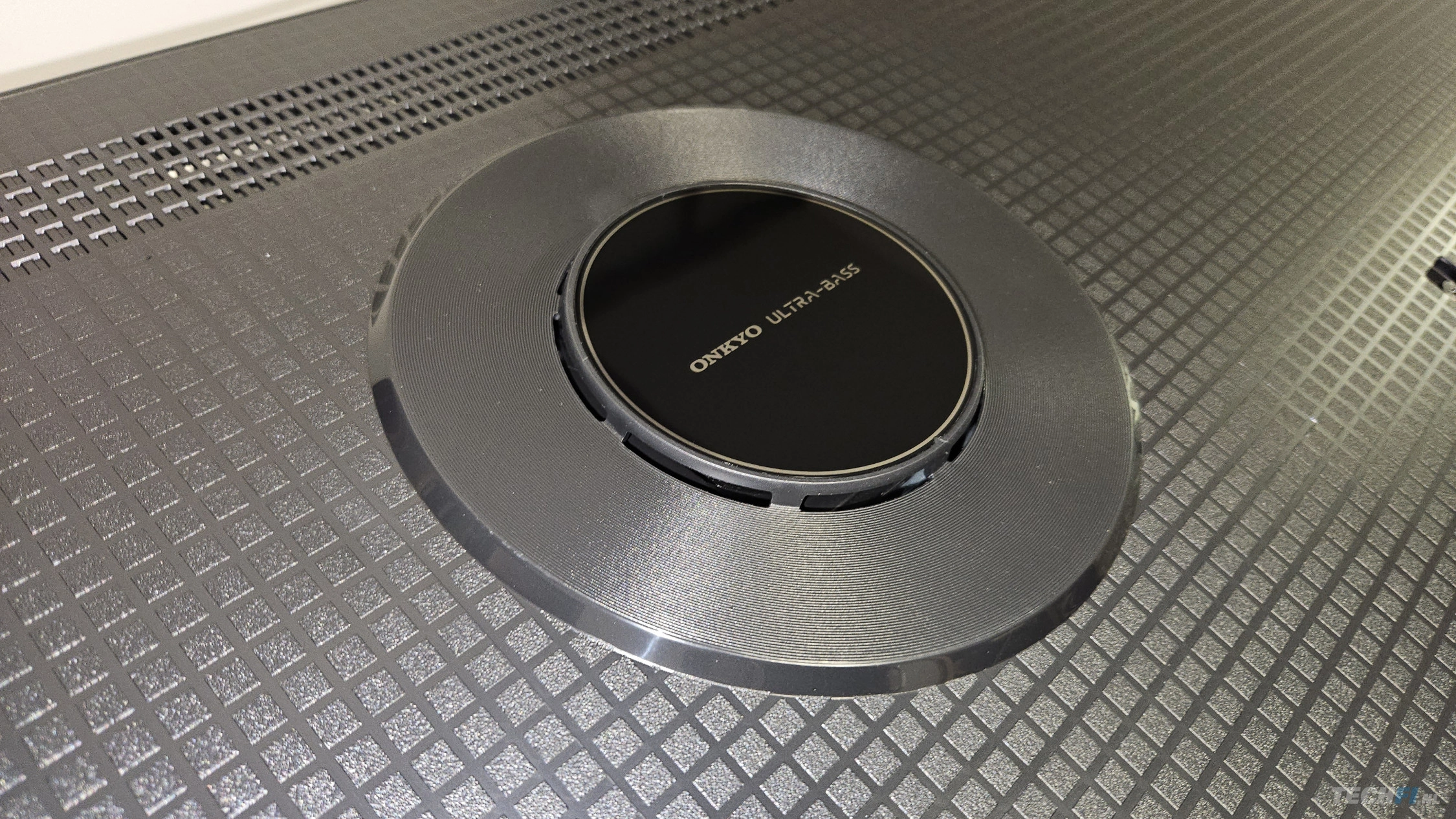 TCL 55C765 woofer op achterzijde